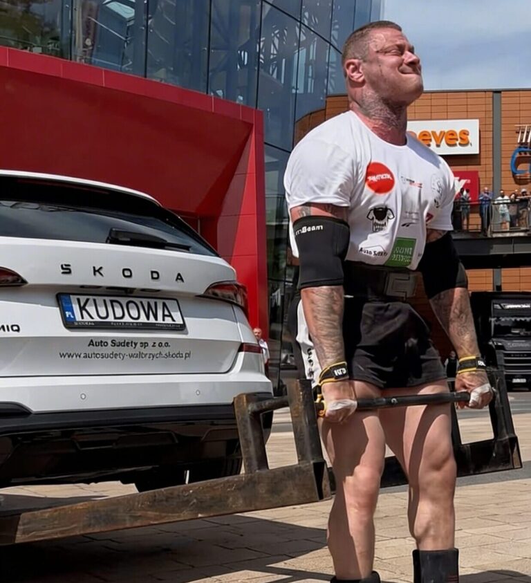 Siłacz z Kudowy podnosi auto
